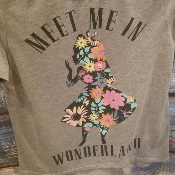 NWOT BARELY WORN Alice L "Meet Me in Wonderland" T - Picture 3 of 4